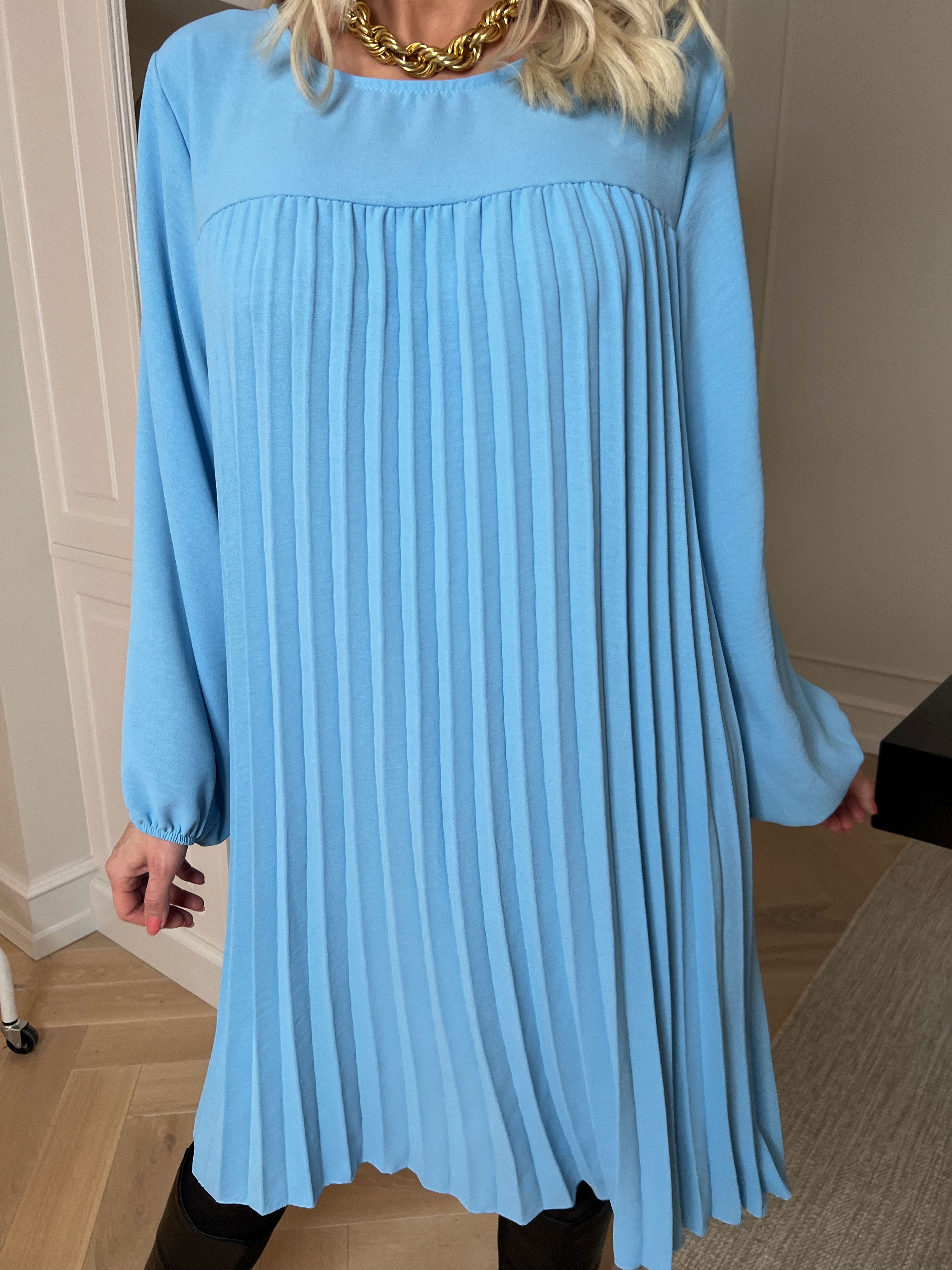 Nancy Short L/S - Kjole med plisseringer og lommer